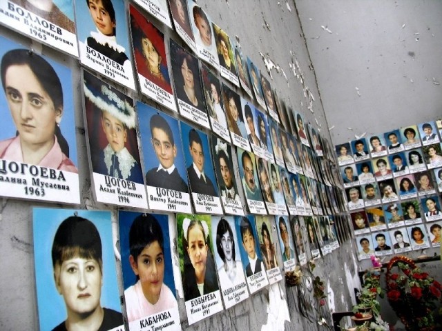 Zdjęcia osób, które straciły życie podczas ataku terrorystycznego na szkołę w Biesłanie