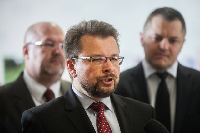 Rządy w województwie przejmie PiS. Radnymi zostali m.in. Piotr Adamczyk (na pierwszym planie) i Krzysztof Ciebiada (po lewej)