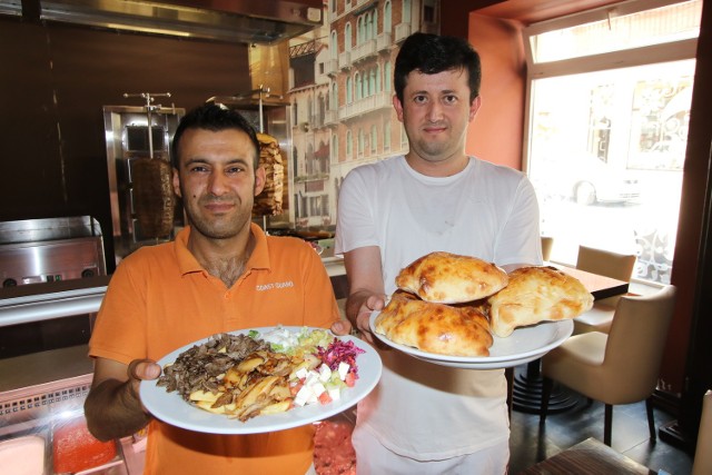  Sukru Dogan i Kemal Bingol, właściciele nowej  restauracji Alanya Kebap prezentują tureckie przysmaki - kebab na talerzu i burek.