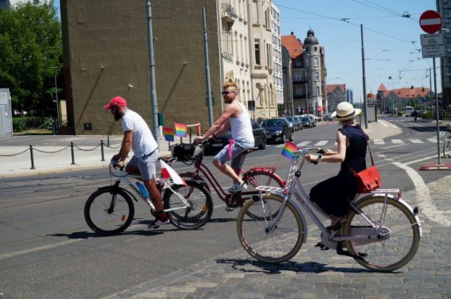 W niedzielę ulicami Poznania przejechali uczestnicy tęczowego przejazdu rowerowego. To jedno z wydarzeń w ramach trwającego Poznań Pride Week, czyli festiwalu środowiska LGBT+. Zobacz zdjęcia z przejazdu w galerii ---->  