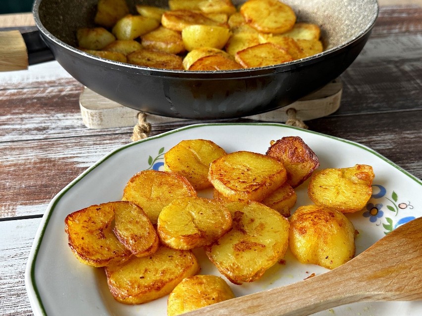 Zobacz, jak przygotować idealne ziemniaki z patelni. Kliknij...