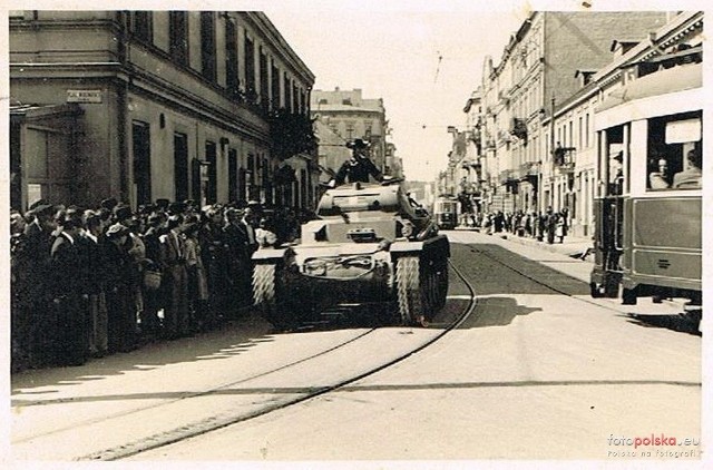 9 września 1939 niemieckie wojsko wkroczyło do Łodzi witane przez Niemców mieszkających w mieście (na zdjęciu). Tego dnia pod Jeżowem trwały zacięte walki wycofujących się oddziałów Armii Łódź z wojskami najeźdźcy. W pobliżu Kutna Armia "Poznań" od północy zaatakowała jednostki niemieckie.