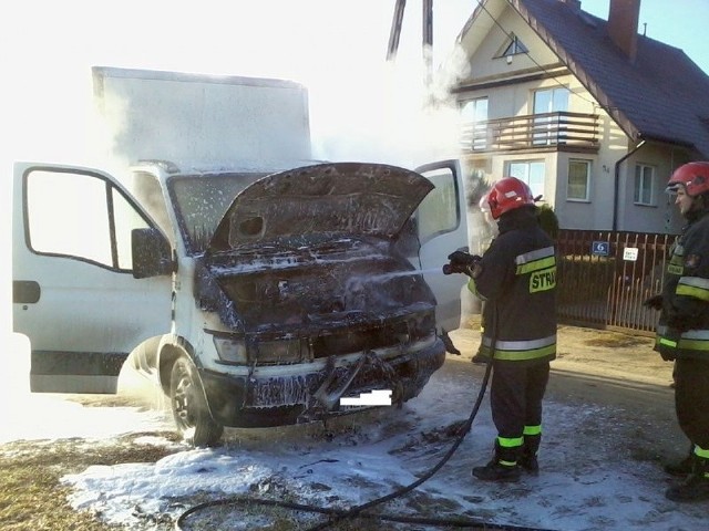 Pożar samochodu w m. Koszarówka. Spaliło się dostawcze iveco.