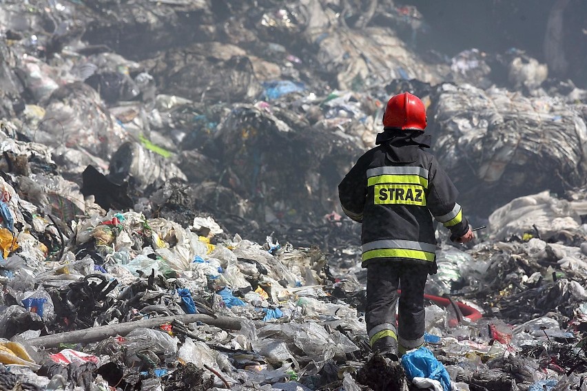 Składowisko zaczęło płonąć 25 maja, strażacy akcję gaśniczą...