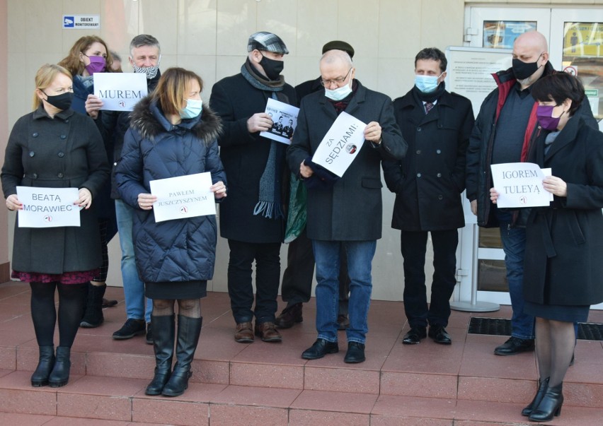 Protest przed Sądem Okręgowym w Ostrołęce. Ostrołęccy sędziowie w geście solidarności „z represjonowanymi sędziami”. 18.02.2021. Zdjęcia
