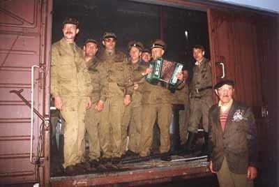 Podczas wyjazdu ostatniego eszelonu 5 maja 1993 r. rosyjskich żołnierzy żegnał m.in. Stanisław Dobrowolski, który 20 lat wcześniej udzielił schronienia rosyjskiemu dezerterowi