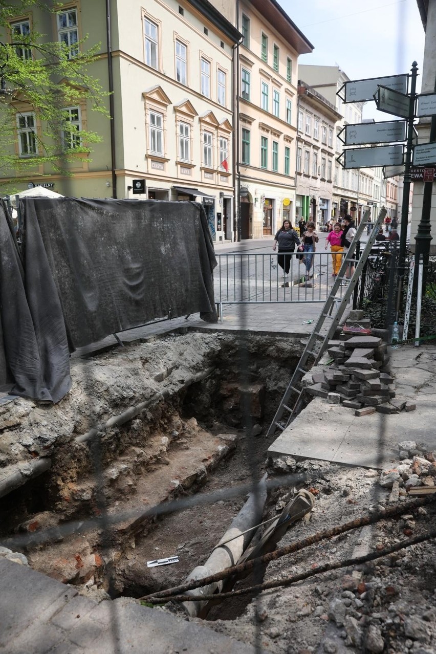 To w bliskim sąsiedztwie tych odsłoniętych reliktów...