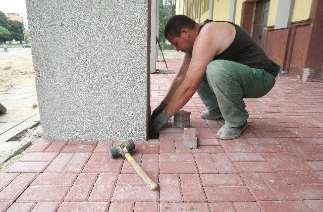 Układanie kostki wokół hali potrwa do czwartku.