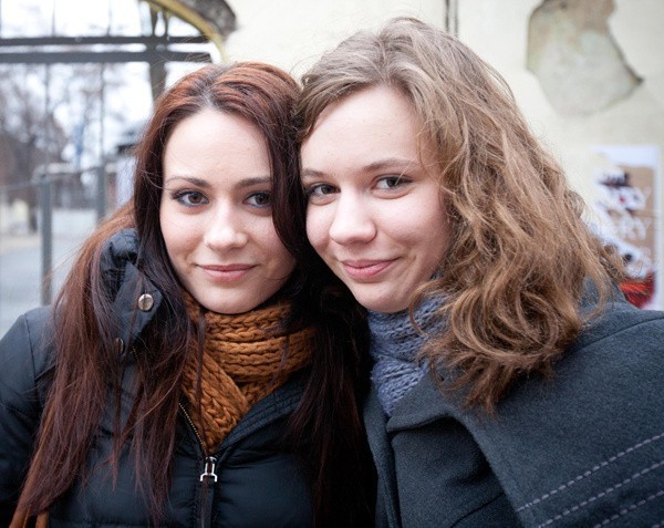 Wsparcia "żebrakowi" udzieliły  siostry Karolina i Julka...