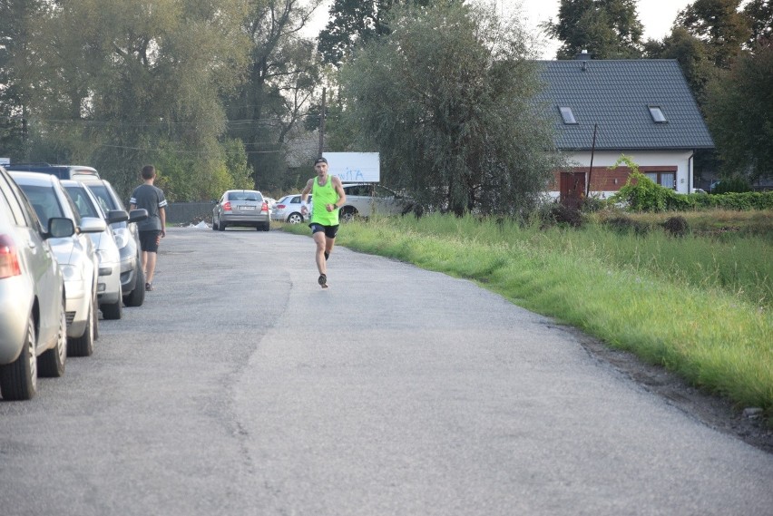 Biegli w pobiednickim półmaratonie, żeby pomóc zarobić na leczenie dla chorych osób [ZDJĘCIA]