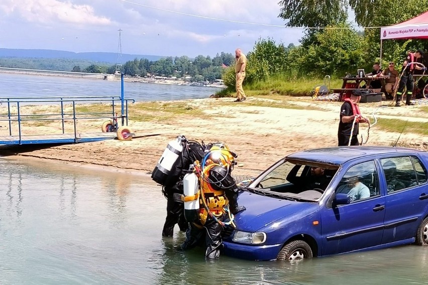 Strażacy, policjanci i żołnierze z Polski oraz USA szkolili się nad Jeziorem Solińskim z ratownictwa wodnego [ZDJĘCIA]