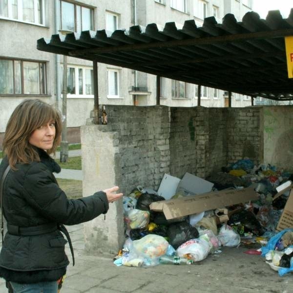 - Pojemników nie ma od piątku. Sąsiedzi wracają ze śmieciami do domu. To koszmar - mówi Marzena Kmita z ulicy Wiśniowej.