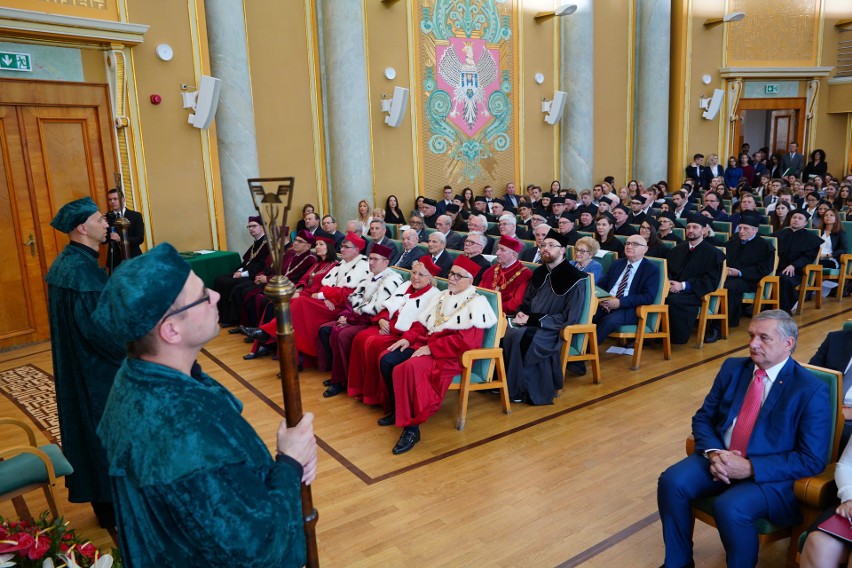 Podczas uroczystości studenci pierwszego roku przystąpili do...