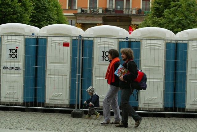 Pani Bogusława ma żal. Uważa, że większa ilość toi-toi mogłaby załatwić sprawę