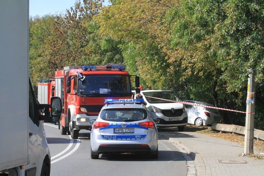 Wypadek na Swojczyckiej. Toyota wypadła z drogi i uderzyła w bariery i drzewo [ZDJĘCIA]
