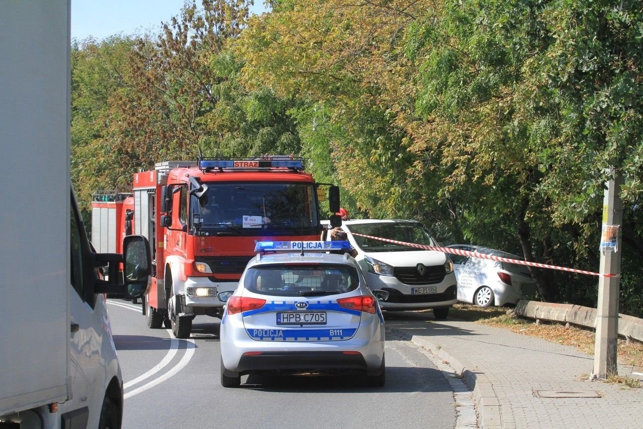 Wypadek na Swojczyckiej. Toyota wypadła z drogi i uderzyła