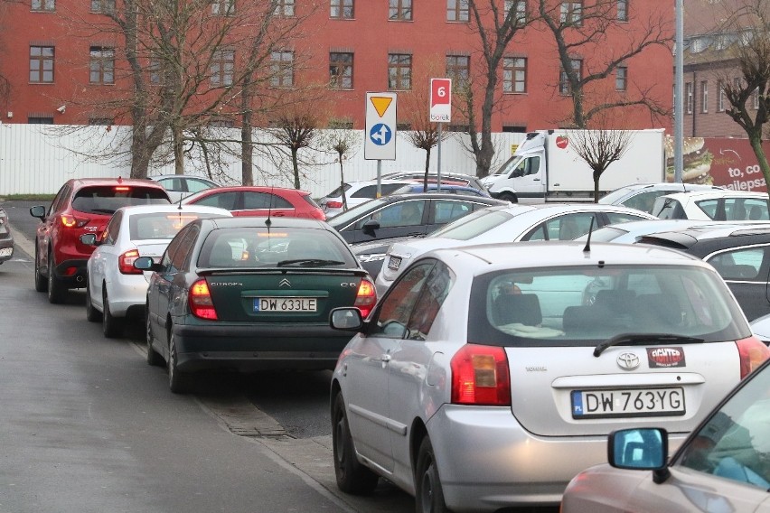 Tłok na parkingach, drogach dojazdowych do wrocławskich...