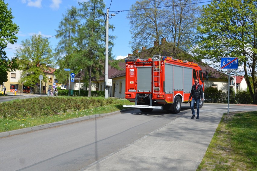 Skawina. Strażacy z OSP w każdą sobotę jeżdżą  w mieście i sołectwach. Apelują o niewychodzenie z domów i zakładanie masek na twarz