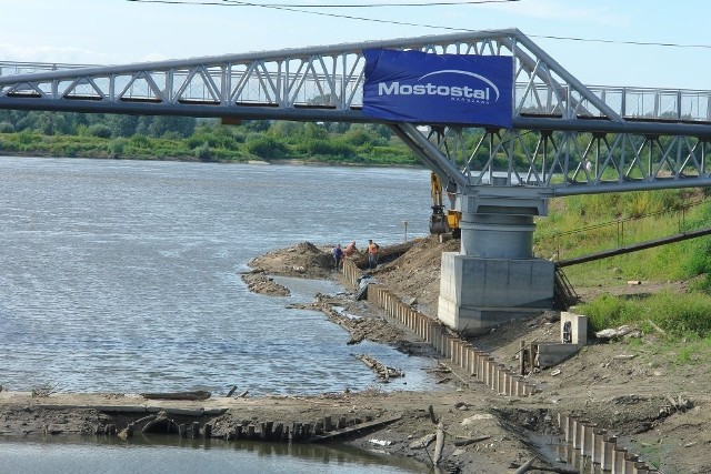 Mostostal, główny wykonawca inwestycji, nie wyrobił się z robotą i dlatego poprosił urzędników o więcej czasu. - Firma uzasadniła taką konieczność wyjątkowo niekorzystnym poziomem Wisły w 2013 roku - informuje Magdalena Jaworska-Nizioł, rzeczniczka prasowa ratusza. 