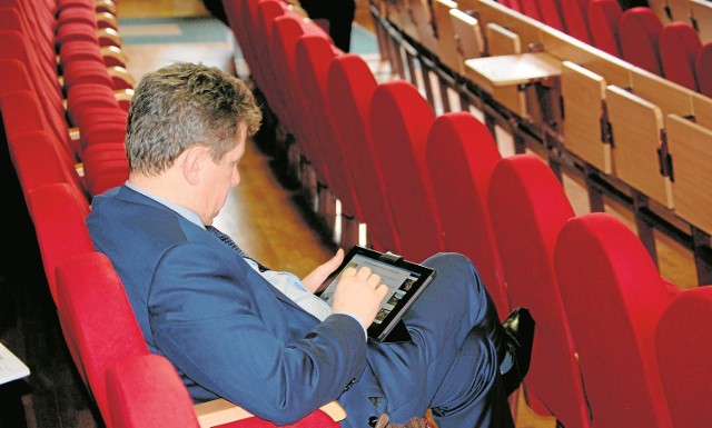 Na sesjach rady miasta Bogusław Prokop często korzysta z tabletu. A Kasia z Vc na ten wygrany w konkursie BKM wciąż czeka. 