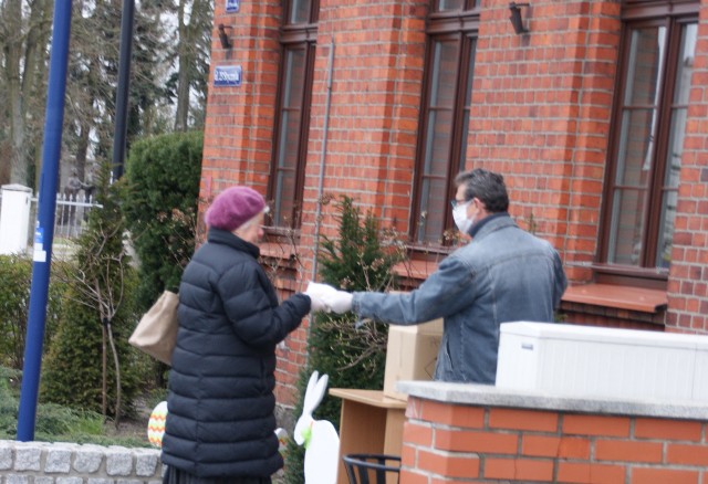 Maseczki mieszkańcom Solca Kujawskiego i okolic rozdawano bezpłatnie w minionym tygodniu przed ratuszem w Solcu