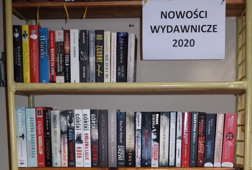 Duży wybór na półce z nowościami biblioteki w Opatowcu. Jest tam aż 290 nowych książek. Każdy znajdzie coś dla siebie  