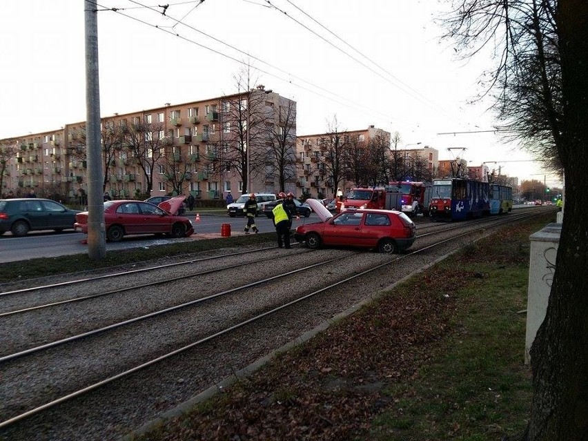 Częstochowa: wypadek przy alei Niepodległości. Samochód wylądował na torach tramwajowych [ZDJĘCIA]
