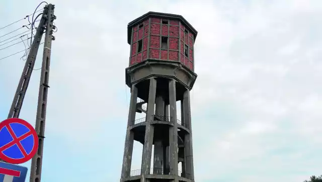 Łomża. Wieża ciśnień znowu idzie pod młotekWieża ciśnień przy ul. Sikorskiego, najbardziej charakterystyczny budynek w Łomży, od lat niszczeje