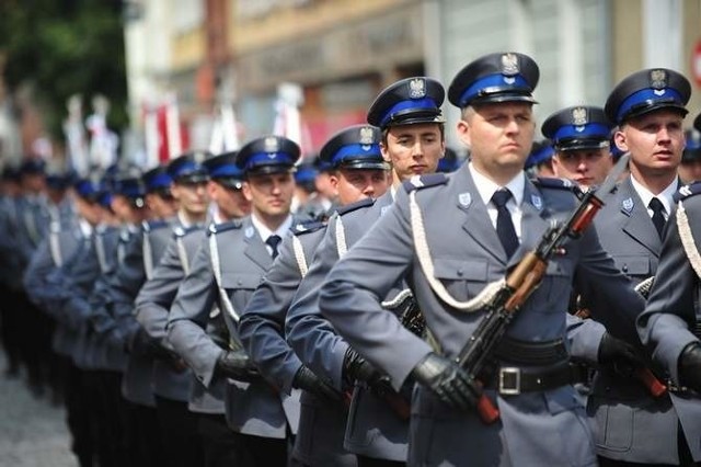 Aktualnie w Policji w całej Polsce służy ponad 97 tys. policjantów, w tym ok. 15 tys. kobiet i ponad 82 tys. mężczyzn.