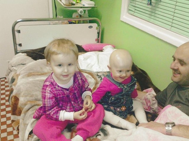 Przed kilkoma miesiącami dziewczynki leżały na jednym oddziale we Wrocławiu. Dziś Martynka (z prawej) jest w domu, na oddział wróciła Tola.