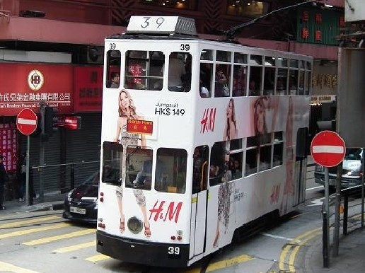 Piętrowy tramwaj na ulicach Hongkongu