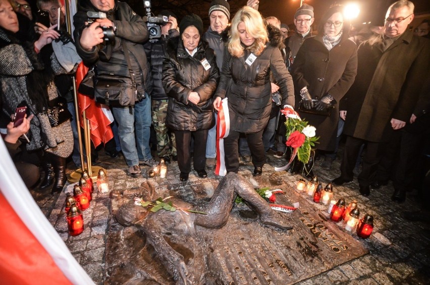 35. rocznica stanu wojennego. Odsłonięcie pomnika A. Browarczyka w Gdańsku [ZDJĘCIA, WIDEO]