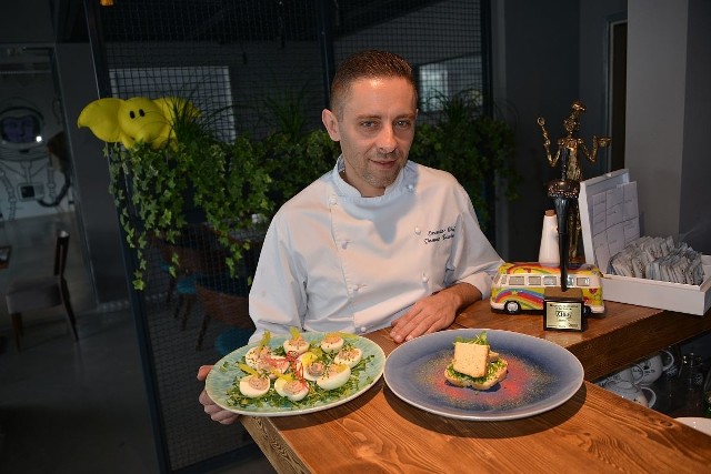 Tomasz Pawlusek, szef kuchni restauracji Żółty Słoń prezentuje jaja faszerowane i pasztet jajeczny podawany na chlebku ze szczypiorkiem.