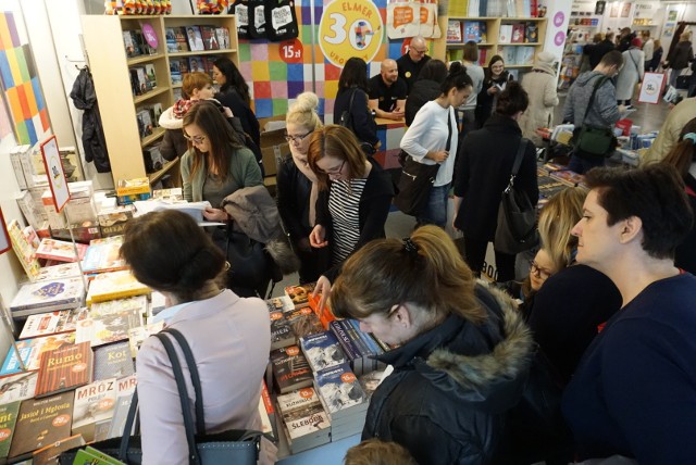 Poznań: Targi książki przyciągnęły tłumy. Co można zobaczyć podczas drugiego dnia targów?