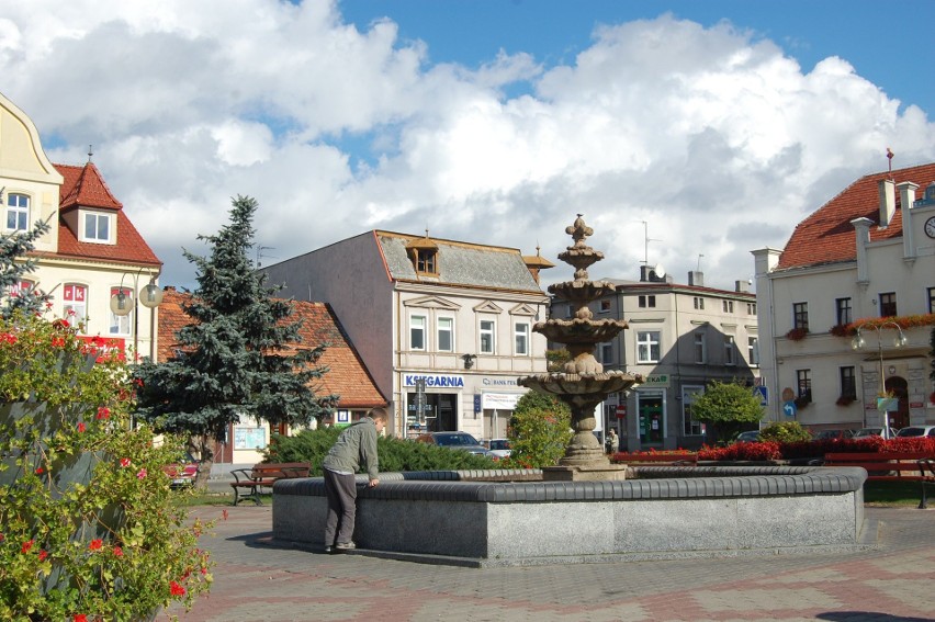 Fontannę, która znajduje się obecnie w centrum pl....