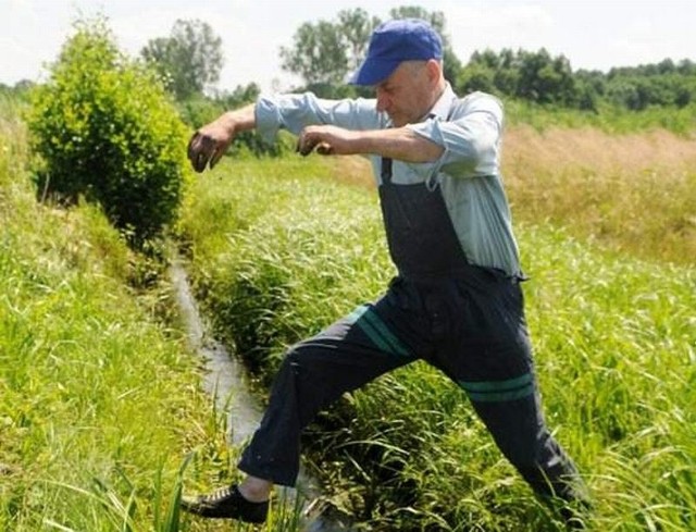 Józef Czuliński pokazał nam swoje pole ziemniaków. Niemal wszystkie były zgniłe. A rowy wokół, z wyjątkiem rowu koło jego pola, zarośnięte trawą.