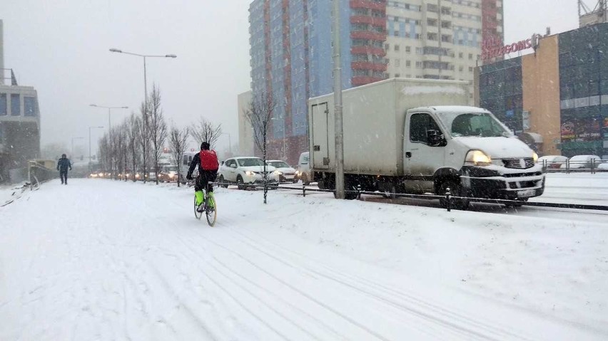 Wrocław zaskoczony zimą. Ulice i chodniki jak lodowisko (ZDJĘCIA)