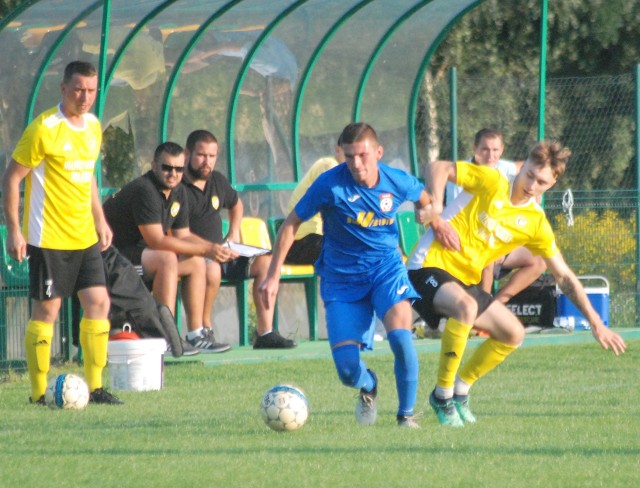 W czwartoligowym meczu GKS Rudki zremisował u siebie z liderem Czarnymi Połaniec 0:0. GKS: Rafalski - Gawlik, Dulak, R. Dawidowicz, Broniś - Gryz (90. Borowiec), Kołodziej, Hajduk, Lipski - K. Wiecha, Stachura.Czarni: Krążek - Witek, Bażant, Misztal, Sornat (60. Miazga) - Ferens (69. Bawor), Pańtak, Tetlak (50. Meszek), Krępa - Rzepa (65. Kamiński), Borczyński (46. Wątróbski).GKS miał przed tym meczem problemy kadrowe. Tuż przed spotkaniem z powodu kontuzji wypadł Piotra Maniara, nie mogli też zagrać Kaczmarek, Płusa, Urban i Bartosz Wiecha. -W 85 minucie po strzale Bartłomieja Miazgi z rzutu wolnego piłka trafiła w słupek. Zagraliśmy słabiej niż w ostatnim spotkaniu - mówił Mateusz Sobierajski, kierownik drużyny Czarnych.- Muszę pogratulować całej drużynie, która spisała się bardzo dobrze. Musieliśmy radzić sobie praktycznie bez 5 graczy z podstawowej 11. W ostatniej chwili kontuzję zgłosił Piotr Maniara. Do dyspozycji mieliśmy 11 zawodników mówił po zremisowanym 0:0 meczu z Czarnymi Połaniec, szkoleniowiec gospodarzy Janusz Cieślak.(dor)