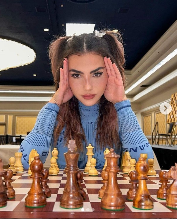 „Gambit Królowej” najgorętszej szachistki świata Andrei Botez. Z taką przegrać, to jak wygrać