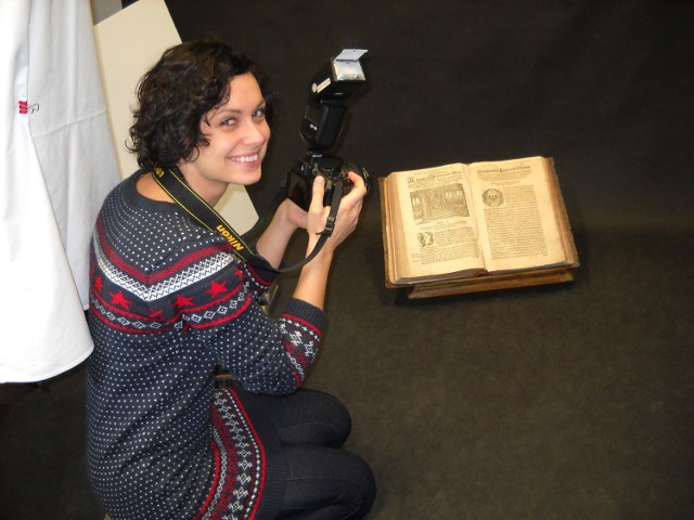 Joanna Cybulka z pracowni dygitalizacji Muzeum Ziemi Prudnickiej fotografuje XVI wieczną biblię.