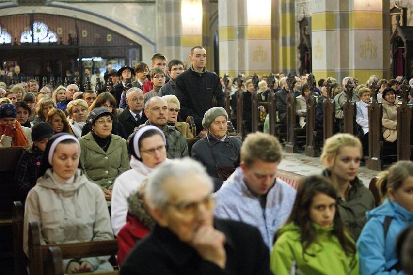 Inowrocławianie modlą się w intencji ofiar tragedii pod Smoleńskiem