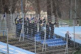 Przejechali całą Polskę na mecz II ligi! Kibice Olimpii Elbląg na stadionie Hutnika [ZDJĘCIA]