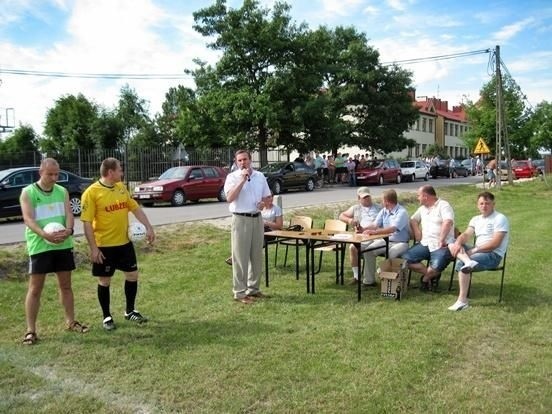 Oficjalnie turniej w Złotnikach otworzył burmistrz Małogoszcza Jan Głogowski (z mikrofonem).