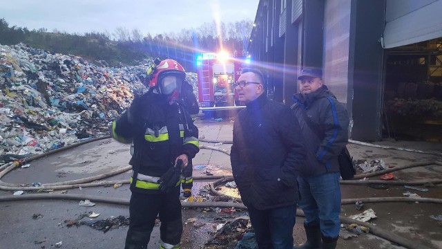 Pożar sortowni odpadów w Studziankach. Na miejscu był burmistrz Wasilkowa Mirosław Bielawski