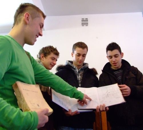 Gdy Mateusz i Rafał (trzymają zeszyty) pokazali w szkole, czego uczyli się na szkoleniu w Kędzierzynie-Koźlu,ich koledzy nie mogli w to uwierzyć.
