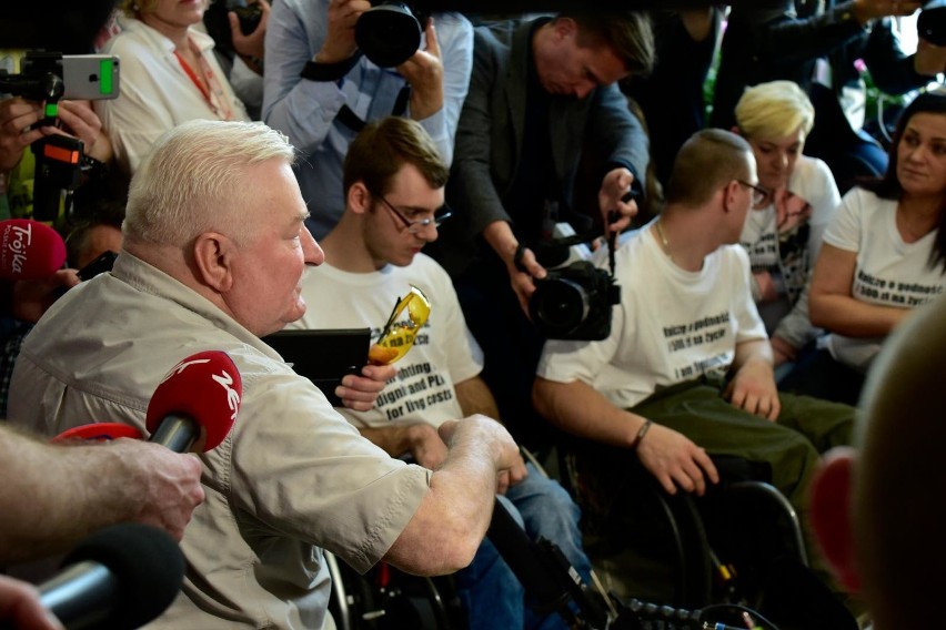 Sejm: Lech Wałęsa nie znalazł wspólnego języka z protestującymi opiekunami osób niepełnosprawnych [zdjęcia, wideo]