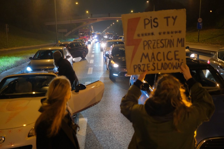 Ogólnopolski Strajk Kobiet. Warszawa: Kolejny dzień manifestacji. Blokada ulic i spacer pod kolumną Zygmunta