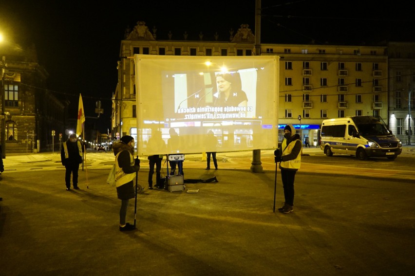 W sobotę, o godzinie 18.30 na placu Wolności pojawiło się...