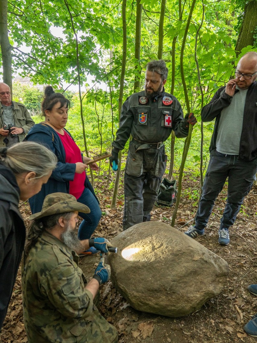 Odnaleźli głaz prezydenta. Zabytkowy pomnik w szczecińskim Skolwinie [ZDJĘCIA]