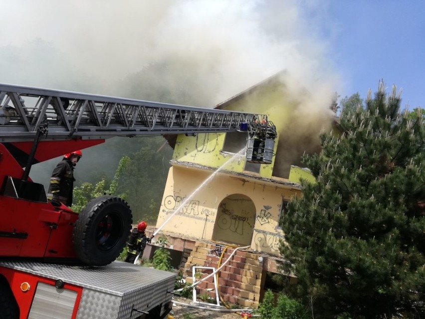 Strażacy gasili opuszczony budynek na Bażanciarni